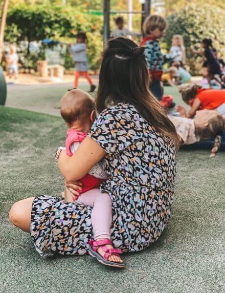 Zo Kinderopvang pedagogische medewerker houdt baby vast