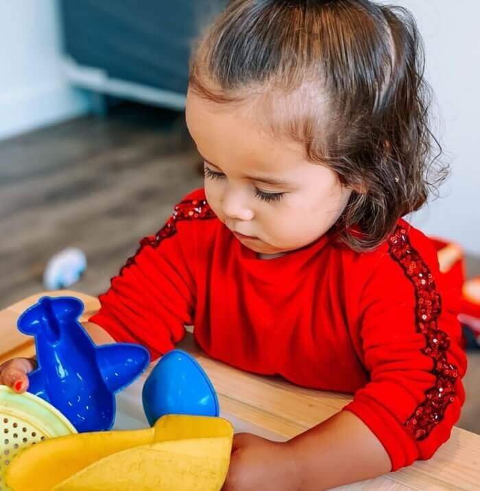 Zo Kinderopvang meisje speelt met speelgoed