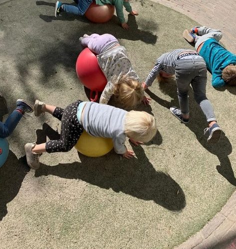Kinderen zijn bezig met gymnastiek bij Zo aan de 2e Sweelinckstraat
