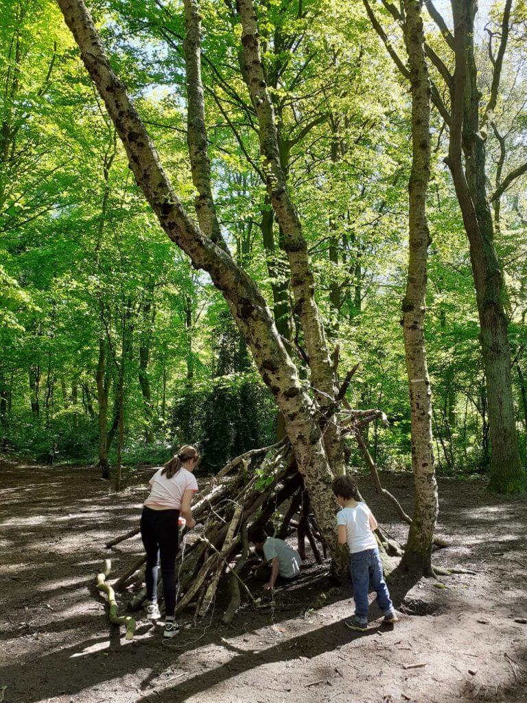 kinderen bouwen in een hut