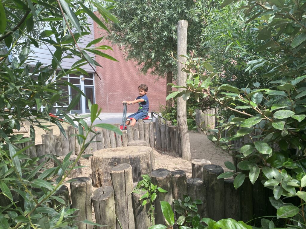 Buitenspelen in de natuurspeeltuin bij Zo op de Schans