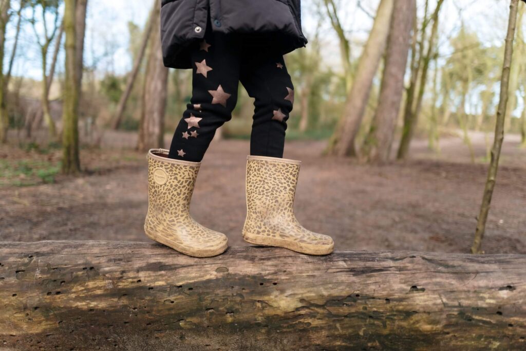 Zo Kinderopvang BSO meisje loopt op een boomstam door het bos