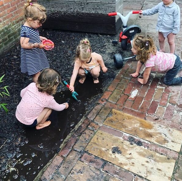 Buitenspelen met schepjes bij Zo aan de Jan van Nassaustraat