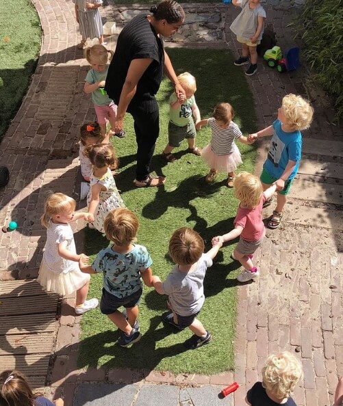 Dansen in een kring bij Zo aan de Jan van Nassaustraat