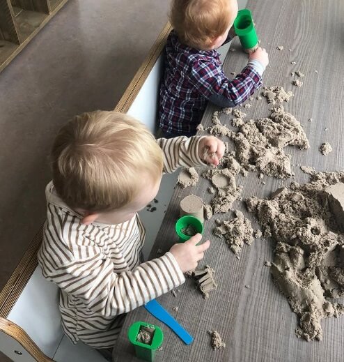 Kinderen maken zandvormpjes bij Zo aan de Jan van Nassaustraat