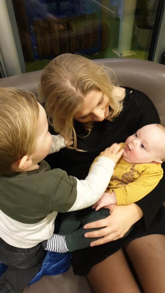 Vestiging Zo in Siemburg jongen kijkt bij baby