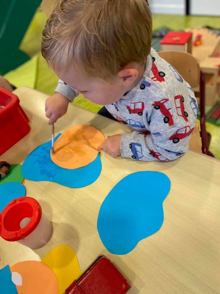 Vestiging Zo in Siemburg jongen knutselt en gebruikt hierbij verf