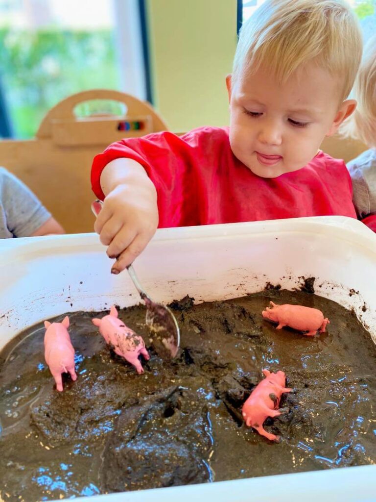 Vestiging Zo in Siemburg jongen speelt met modder