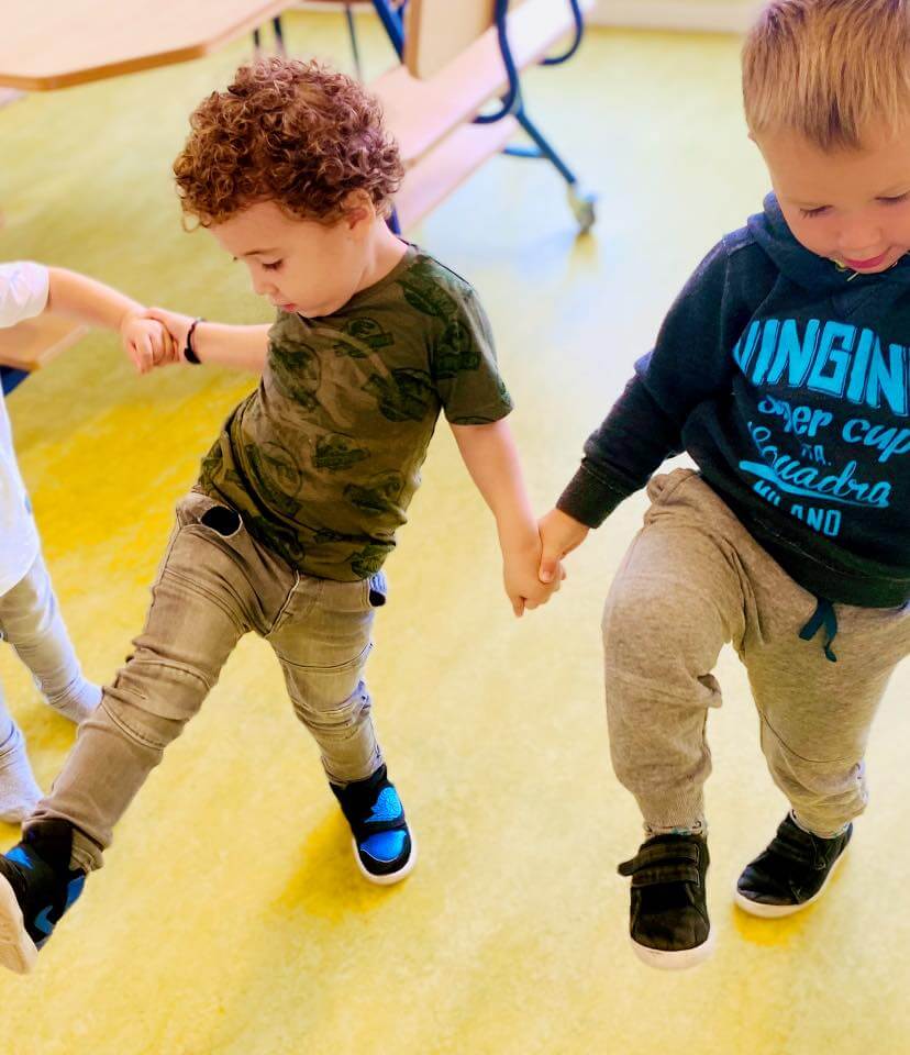 Zo in Siemburg jongens dansen in een kring