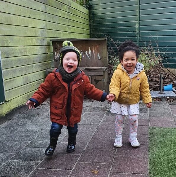 Twee kinderen hebben plezier tijdens het buitenspelen bij Zo aan de Julianalaan