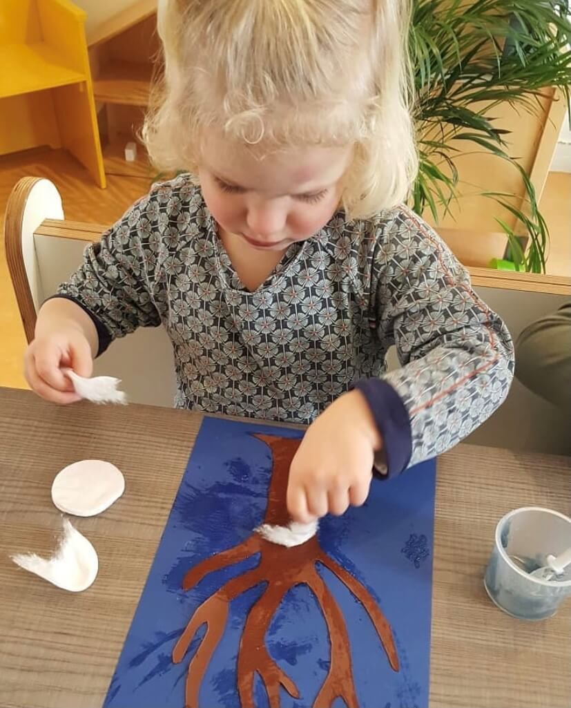 Meisje knutselt een boom van papier bij vestiging Zo aan de Julianalaan in Delft
