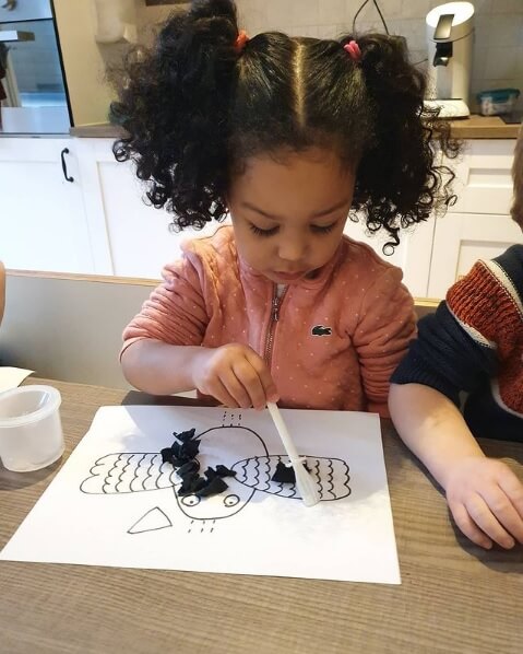 Knutselen bij kinderopvang Zo aan de Julianalaan in Delft