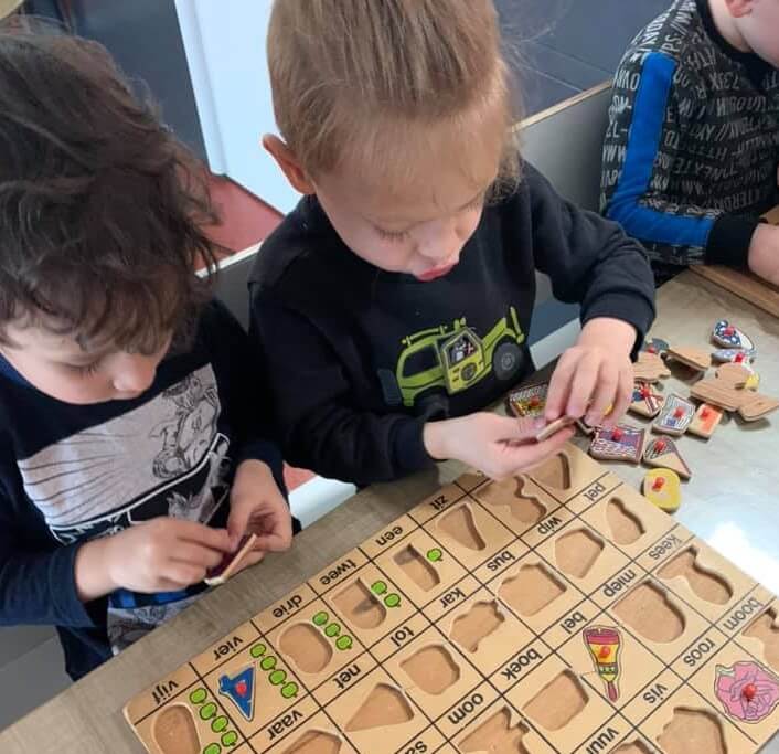 Kinderen spelen een spelletje op de buitenschoolse opvang bij Zo op de Schans