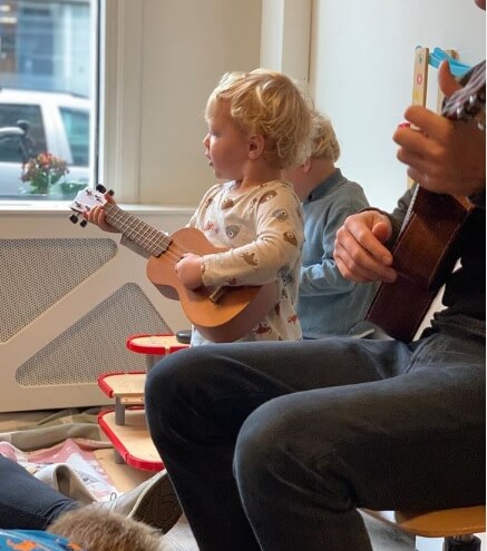 Zo Kinderopvang locatie Zo Aan de Sweelinckstraat jongen speelt met gitaar