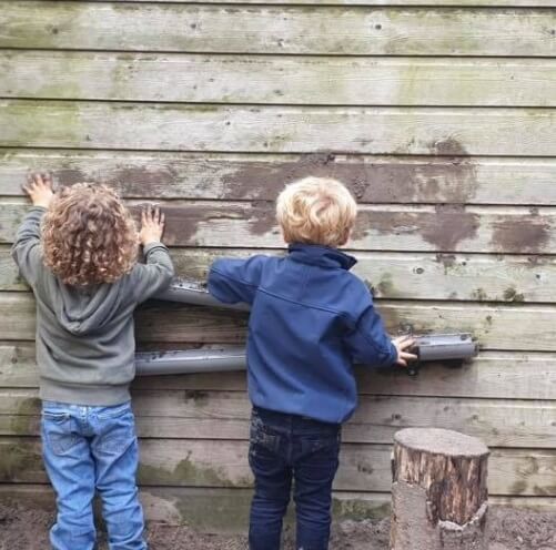 Kinderen spelen buiten met modder bij Zo aan de 2e Sweelinckstraat
