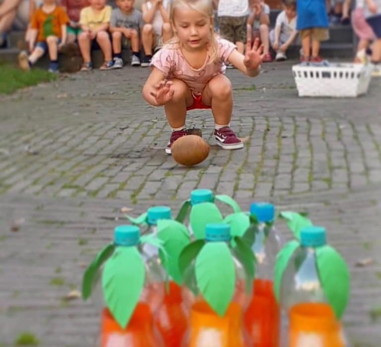 Kinderen zijn buiten aan het bowlen bij de dagopvang