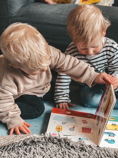Kinderen lezen een boekje op de dagopvang