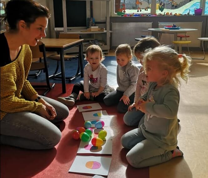 Kinderen spelen met gekleurde eieren op de dagopvang bij Zo aan de Westgroeneweg