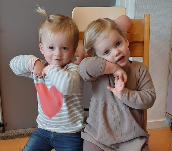 Twee meisjes op het kinderdagverblijf bij Zo aan de Westgroeneweg