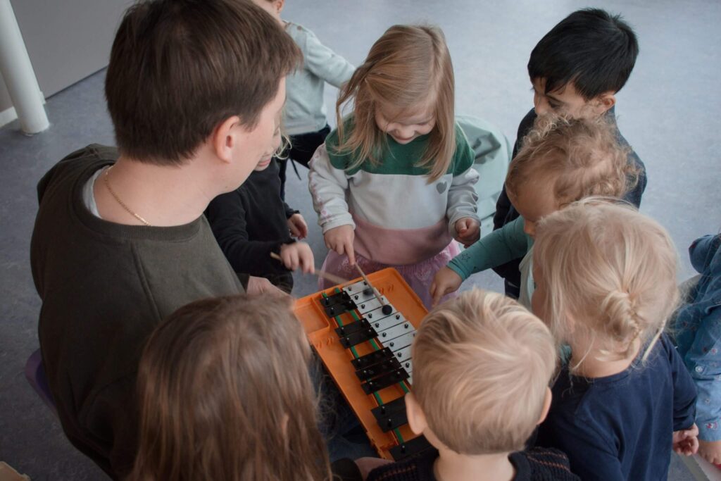 Muziekles met de xylofoon op de kinderopvang