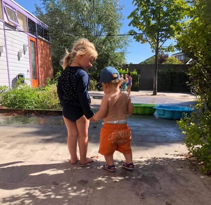 Kinderen lopen hand in hand bij Zo aan het Oosteinde