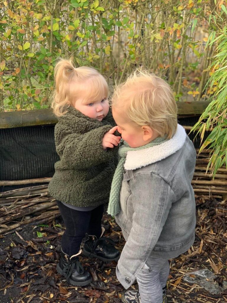 Vestiging Zo in Siemburg meisje geeft jongen klein tikje op neus