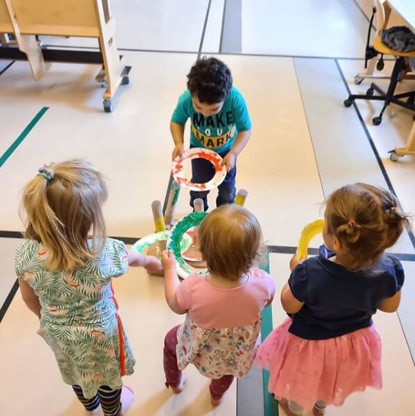Kinderen knutselen bij de dagopvang bij Zo in de Kleine Kamer