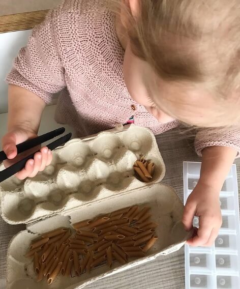 Knutselactiviteit met eierdoos en pasta op de dagopvang