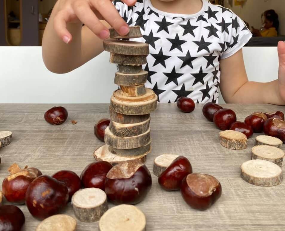 Stapelen met houtschijfjes en kastanjes