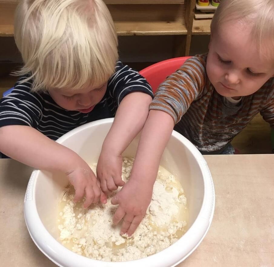 Kinderen zijn deeg aan het maken op de dagopvang bij Zo aan de Van der Wyckstraat