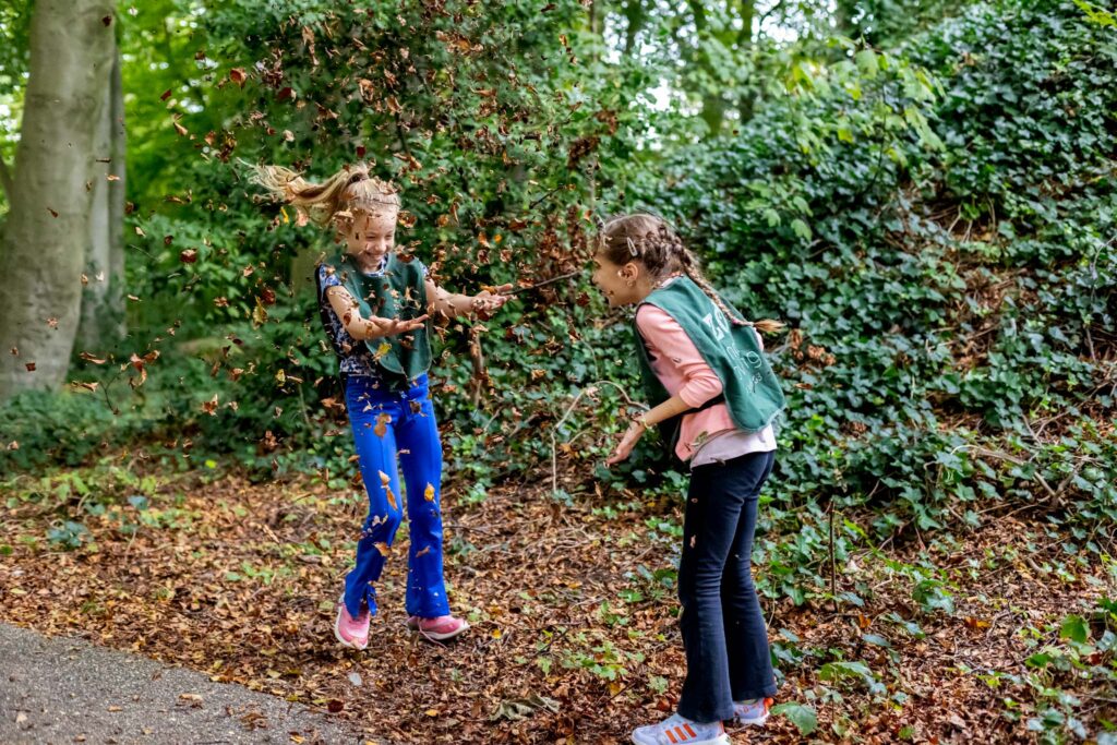Meisjes hebben buitenpret op de naschoolse opvang