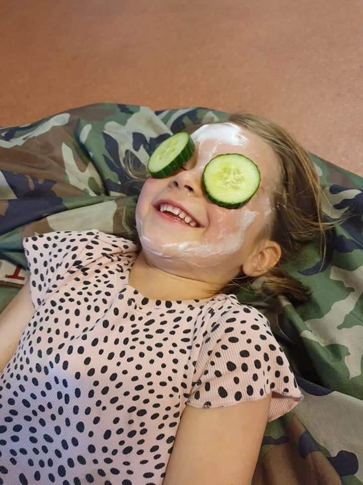klein meisje krijgt een gezichtsmasker