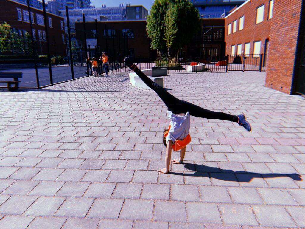 BSO kind doet een handstand