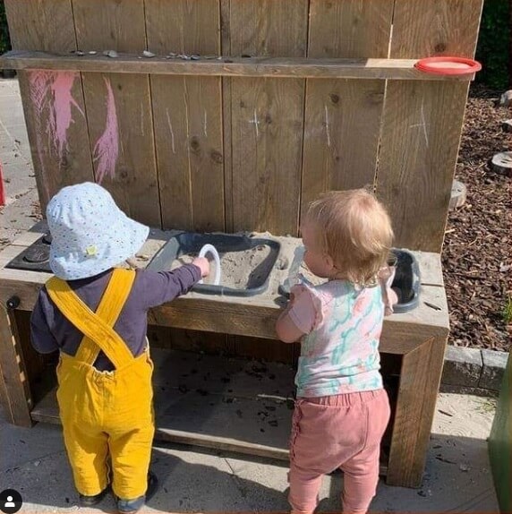 Twee peuters spelen met zand bij Zo aan de Van der Wyckstraat