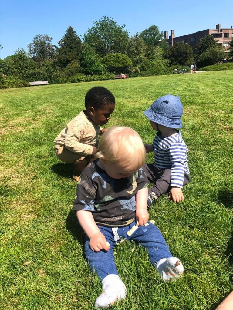 Kinderen zitten in het gras te spelen