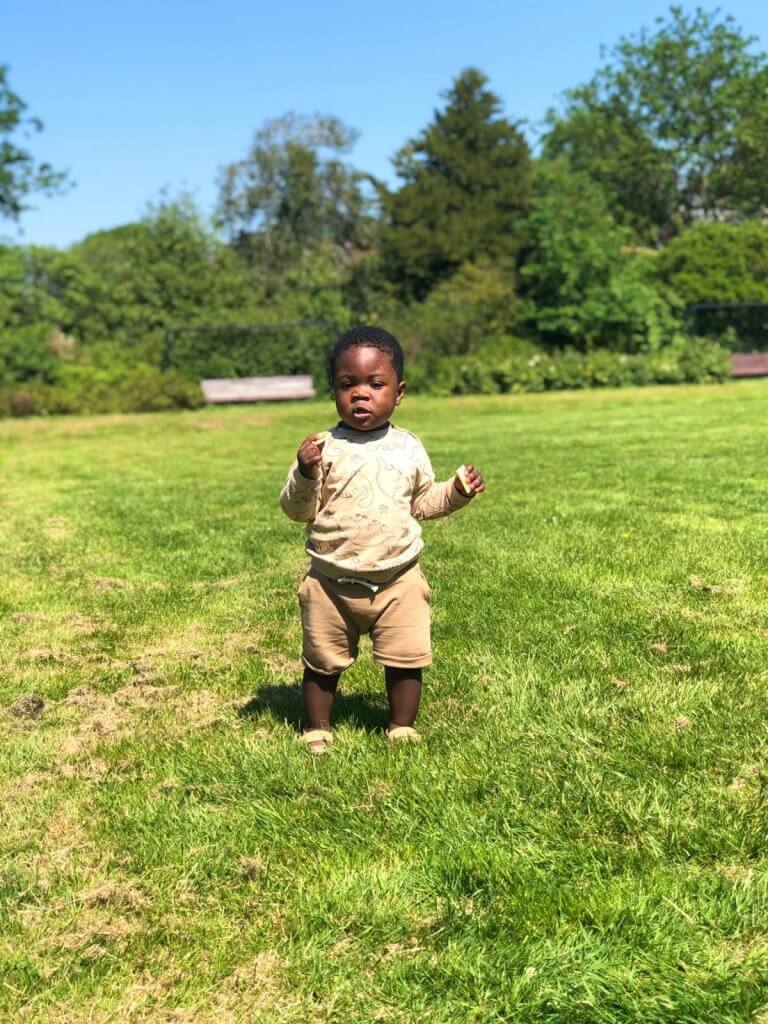 Kind staat in het gras