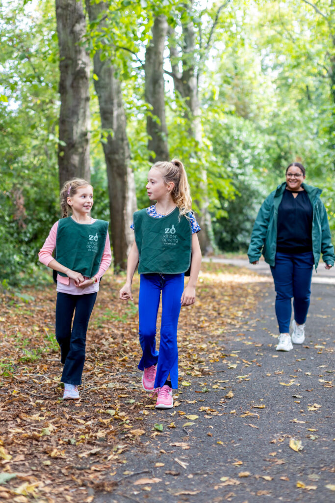 Kinderen spelen buiten in het bos tijdens de tussenschoolse opvang