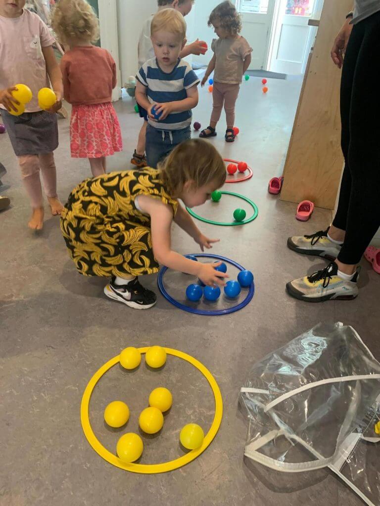 Kinderen zijn aan het spelen bij kinderopvang Zo aan de van Nijenrodestraat in Benoordenhout