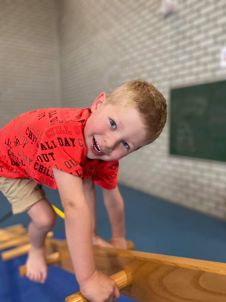 Kind klimt op het klimrek tijdens het Nijntje beweegdiploma bij Zo op de Schans