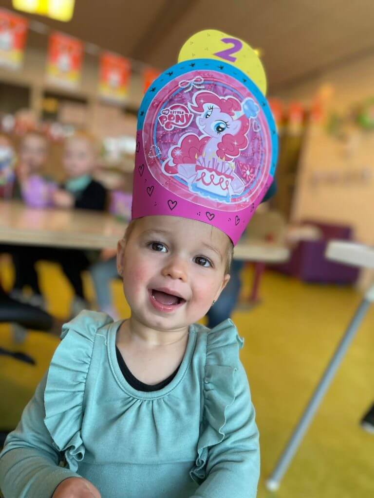 Kind met verjaardagshoed op de kinderopvang bij Zo op het Podium