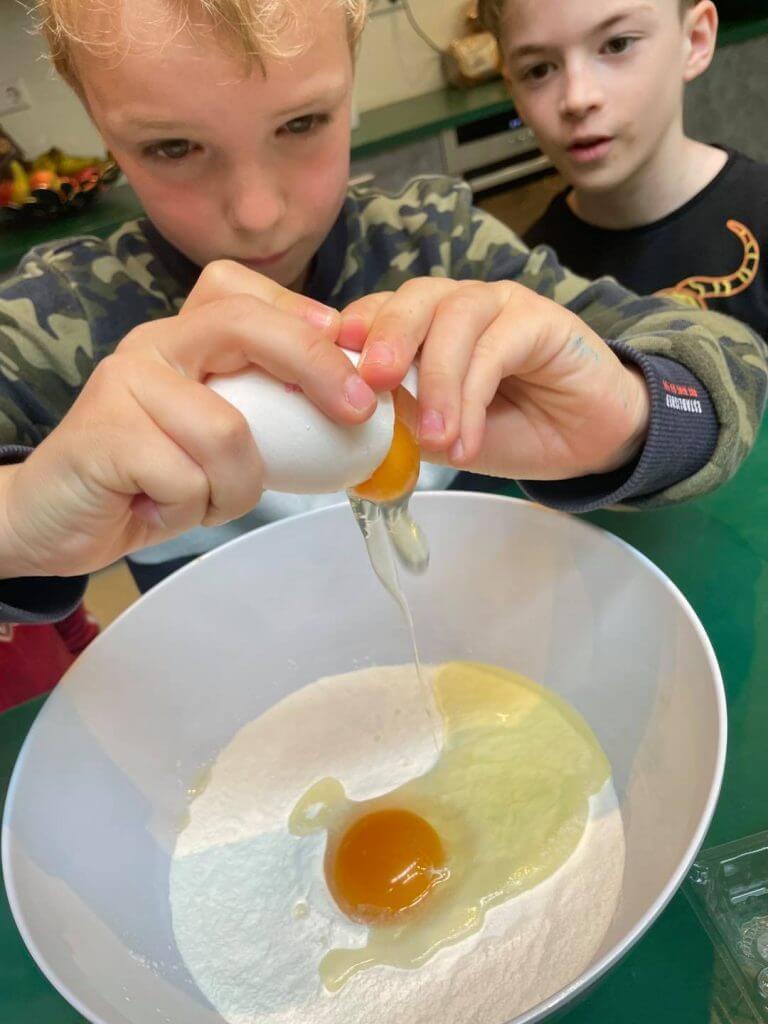 Kinderen bezig met bakken op de bso bij Zo op het Podium