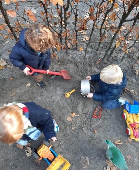 Spelen in het zand bij Zo aan de Riouwstraat