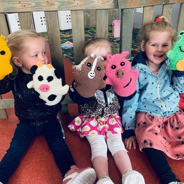 Kinderen spelen met handpoppen bij dagopvang Zo op de Schans