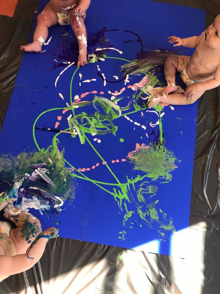 twee baby's spelen met verf bij Zo aan de van Nijenrodestraat