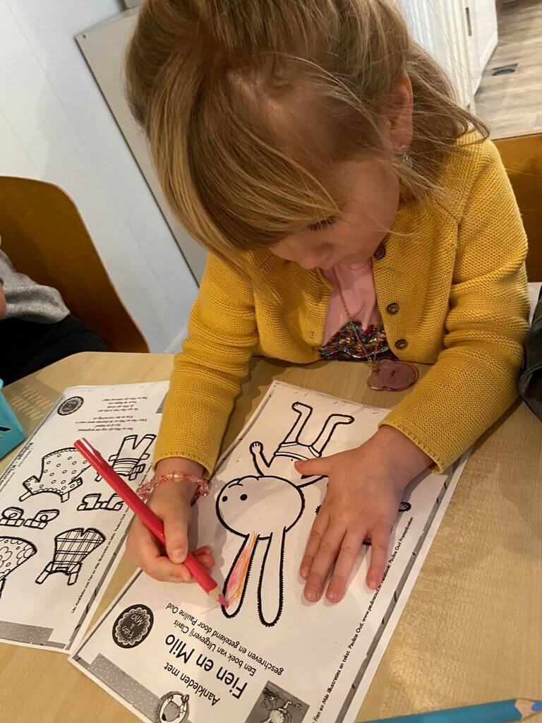 Kind is een kleurplaat aan het inkleuren bij Zo in de Watertoren