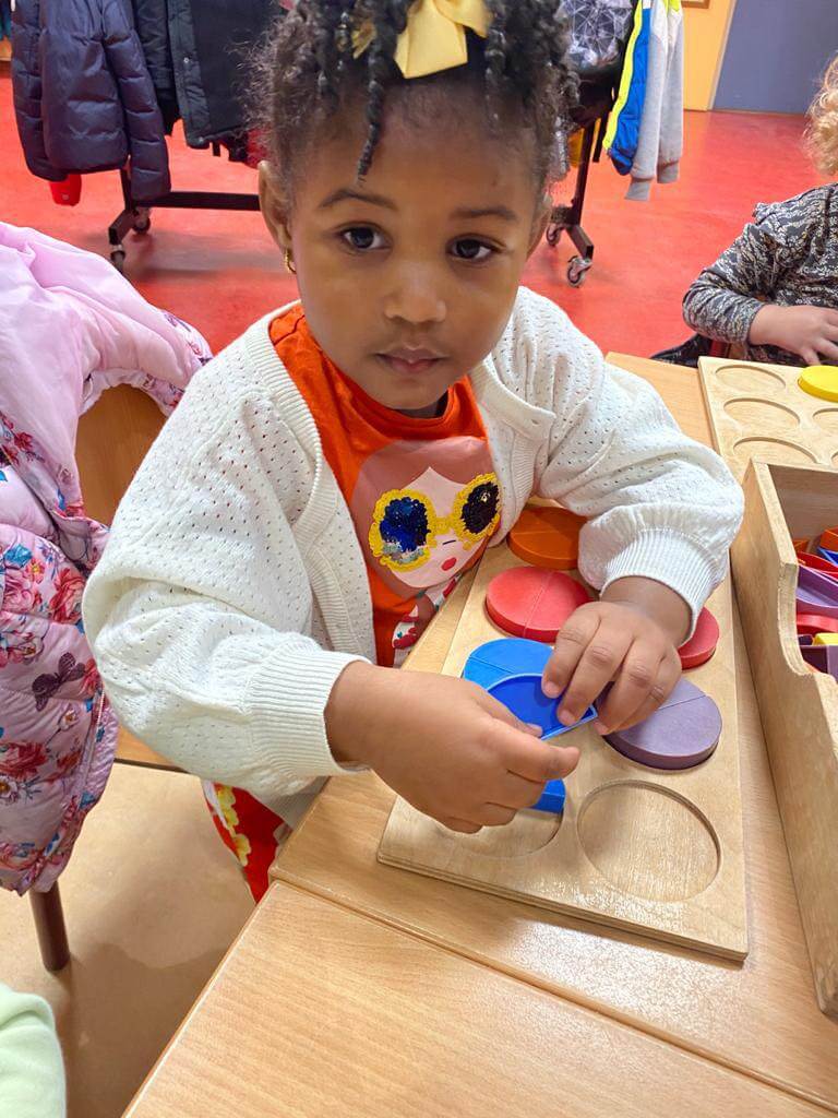 Meisje speelt met houten speelgoed bij Zo in de Watertoren