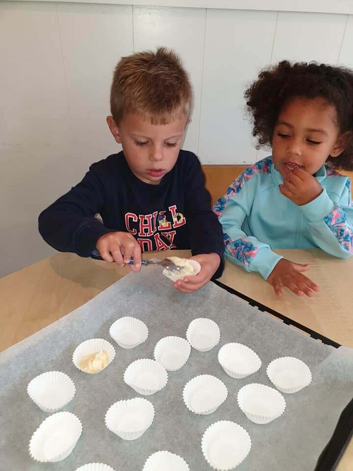 Cakejes bakken op de dagopvang