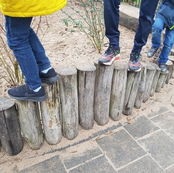 |Kinderen lopen over paaltjes bij Zo op Gummarus