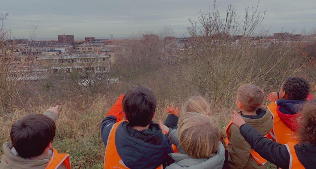 Kinderen tijdens een uitje naar buiten met de buitenschoolse opvang van Zo Kinderopvang
