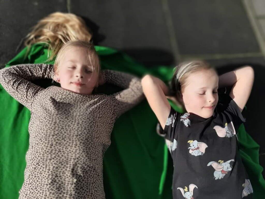 twee meisjes liggen te zonnen